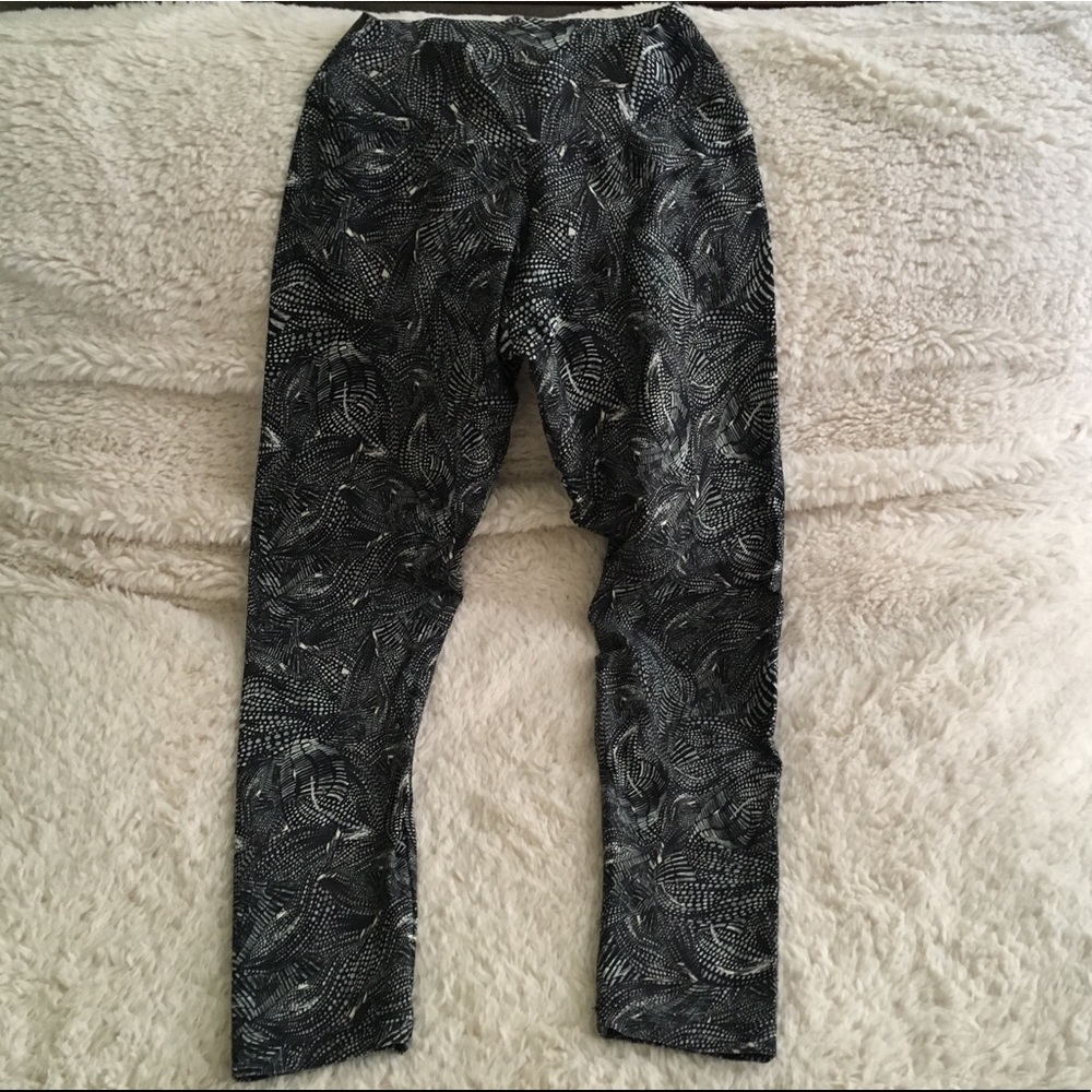Beautiful feathered leggings by liquido! So comfy